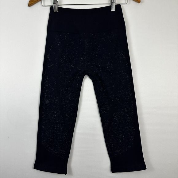 Lululemon‎ Athletica Free To Flow Crop 17 Inch Inseam Navy And White Size 6 - Picture 3 of 5